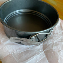 Load image into Gallery viewer, 10cm round springform Cake Tin